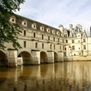 Het kasteel Chenonceau is gebouwd over de rivier de Cher in Frankrijk