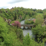 De brug over de rivier Sarthe in Saint-Céneri-le-Gérei in Normandië, Frankrijk