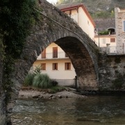 Brug in het dorp Axat in de Pyreneeën, Frankrijk. Foto onder cc Gustavo Maximo