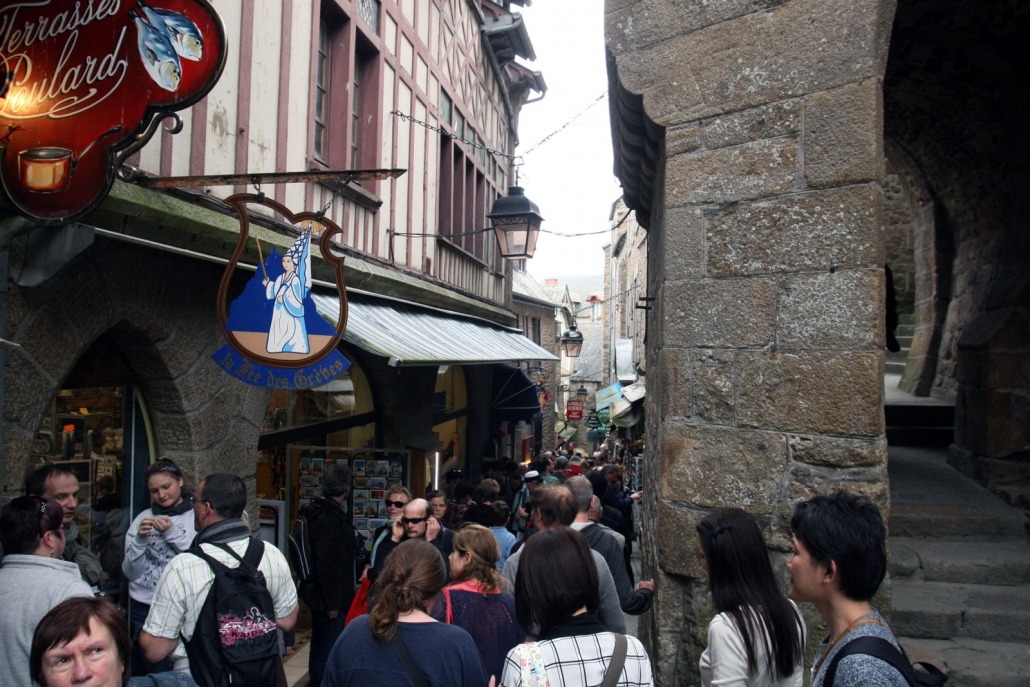 Toeristen in de Grande Rue op de Mont Saint Michel