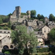 Het dorp Belcastel in het zuiden van Frankrijk