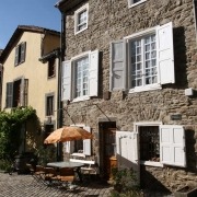 Huis met terrasje in het dorp Blesle in de Auvergne, Frankrijk