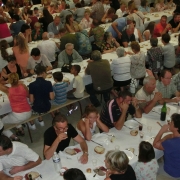 De traditionele maaltijd in een grote schuur tijdens het dorpsfeest in het dorp -la-Bastide-Solages in de Aveyron