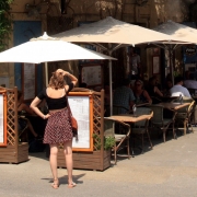 Terras bij een restaurant in Arles in Zuid-Frankrijk