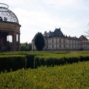 De folly van het labyrint in de tuin van het kasteel