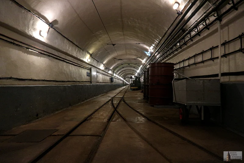 Tunnel met smalspoor in het Fort de Schoenenbourg in Frankrijk
