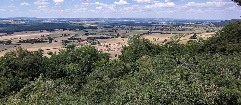 Uitzicht op het prachtige landschap bij Brancion in het zuiden van Bourgondië