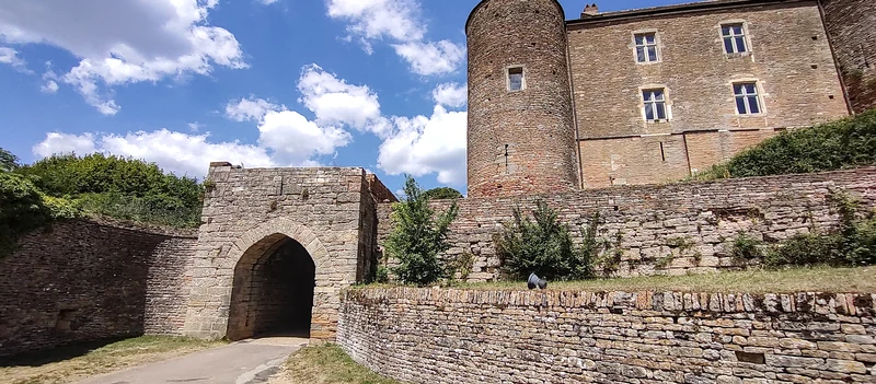 De poort van het dorp Bracion met het kasteel in Bourgondië.