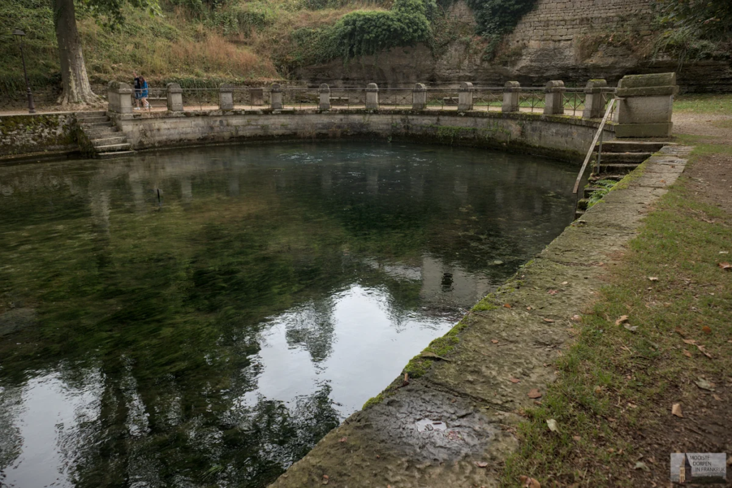 Rivier de Bèze in het dorp met dezelfde naam in Bourgondië