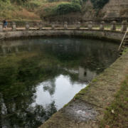 Rivier de Bèze in het dorp met dezelfde naam in Bourgondië