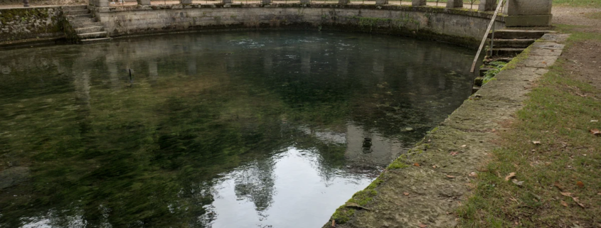 Rivier de Bèze in het dorp met dezelfde naam in Bourgondië