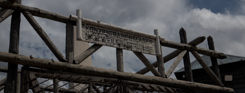 Poort van het Concentratiekamp Natzweiler-Struthof in de Elzas.